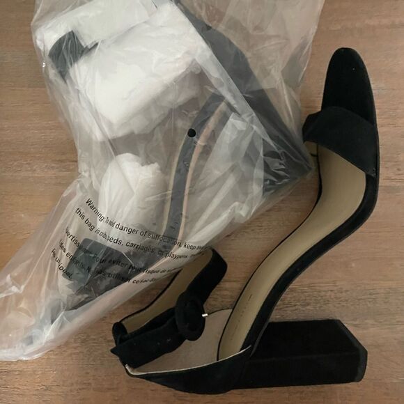 Ann Taylor Leannette Suede Block Heel in Black NIB - Picture 4 of 6